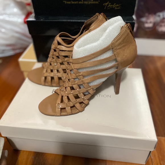 BCBG shoes 8 1/2 - Picture 1 of 3